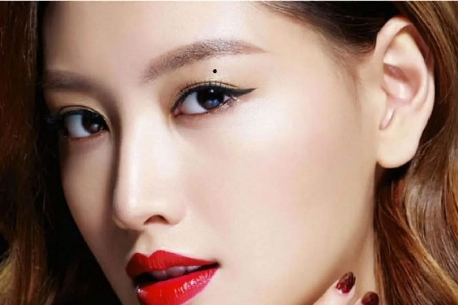Nốt ruồi trên mặt có ý nghĩa gì? Bật mí điều ít ai biết 9 Người có nốt ruồi ở mí mắt thường dễ tổn thương nhưng có tư duy sáng tạo