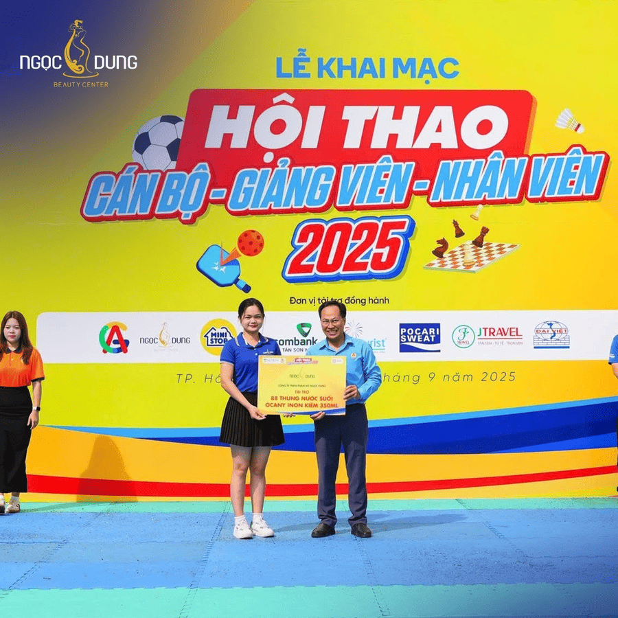 TMV Ngọc Dung lan tỏa năng lượng & sắc đẹp tại Hội thao HUTECH 2025 4 Ngọc Dung mang đến những phần quà giá trị đến cộng đồng HUTECH