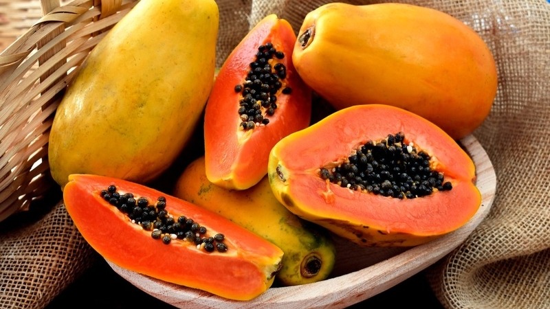 Đu đủ chín chứa enzyme papain giúp làm mềm và cải thiện sắc tố