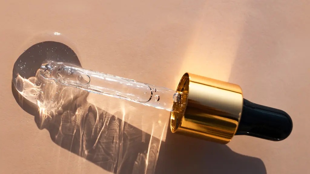 Serum chứa các thành phần phục hồi và tái tạo giúp da mờ thâm 